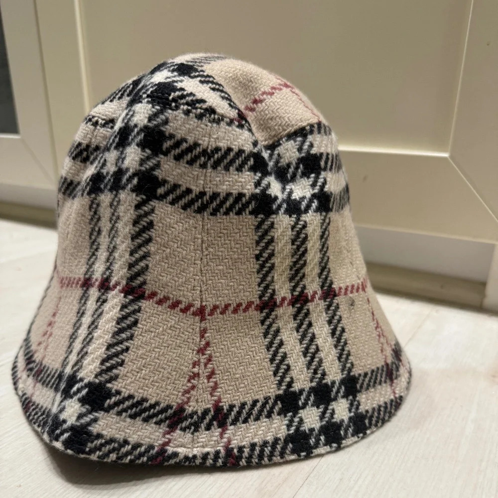AUTHENTIC NEVER WORN Burberry Wool Cap